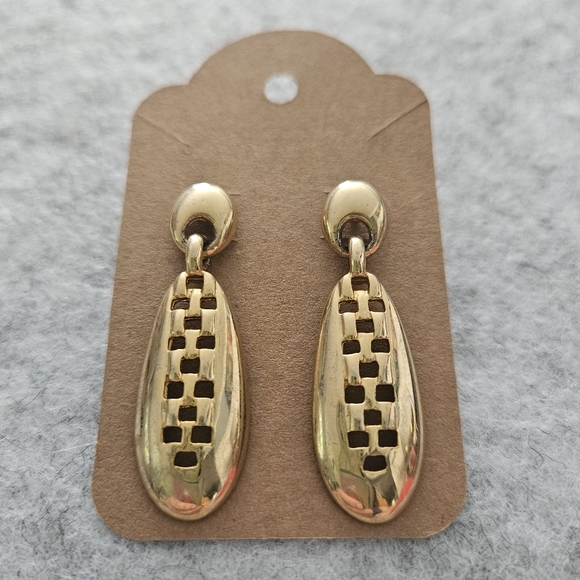 Vintage Jewelry - Vintage Gold Tone Cutout Teardrop Earrings
